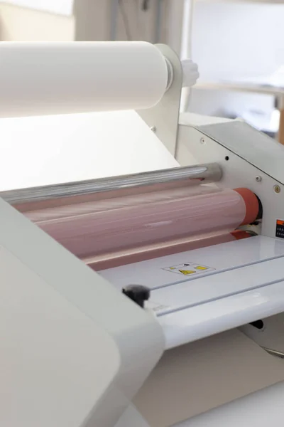 Macro máquina de primer plano para laminar papel o etiquetas en la fábrica —  Fotos de Stock