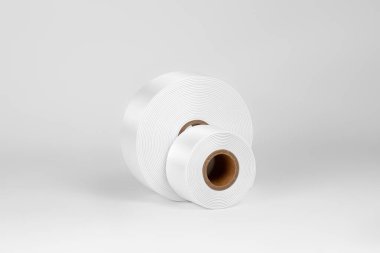 Künye veya dekor için iki adet geniş beyaz saten kurdele seti beyaz, gri bir arkaplanda izole edilmiş.