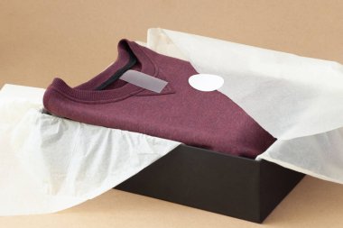 boyut, logo, siyah kutuda bordo süveter kullanma talimatları ve bej kağıt üzerinde beyaz kağıt.