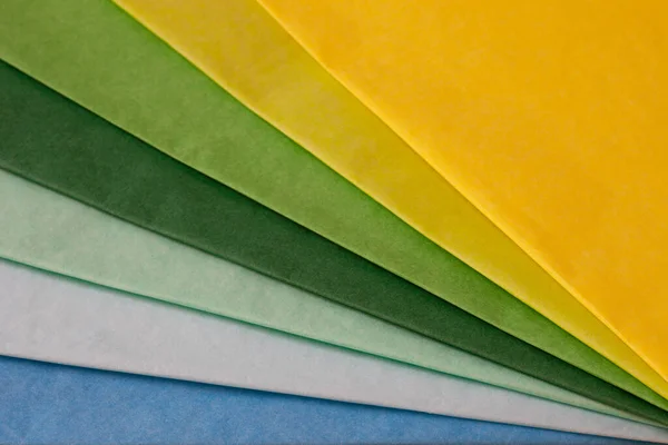 Ein Stapel buntes Seidenpapier, ausgebreitet in einem Ventilator — Stockfoto