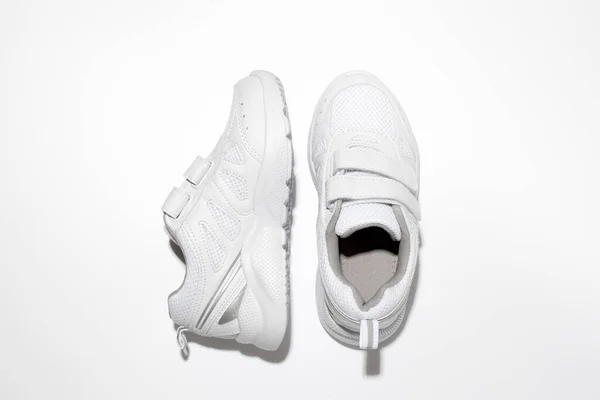 Bovenaanzicht witte kid sneakers met klittenbandsluiting, een sneaker aan de zijkant geïsoleerd op een witte achtergrond — Stockfoto