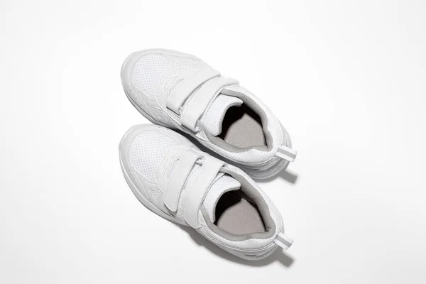 Platte witte sneakers met klittenbandsluiting voor zwangere vrouwen of mensen met een handicap geïsoleerd op een witte achtergrond — Stockfoto