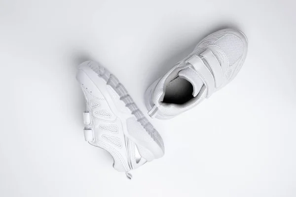 Χρήσιμες αθλητικές συνήθειες και ορθοπεδικά παπούτσια για παιδιά που έχουν απομονωθεί σε λευκό φόντο — Φωτογραφία Αρχείου