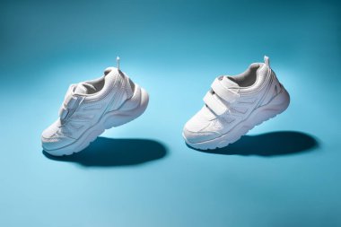 Havada uçan iki beyaz kız, yürüme ya da koşma simülasyonu yapar. 