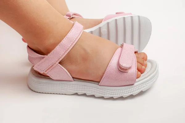 Sandálias isoladas rosa. Sandálias rosa das crianças com solas brancas e fechos de velcro isolados em um fundo branco. Sapatos infantis na moda para crianças — Fotografia de Stock