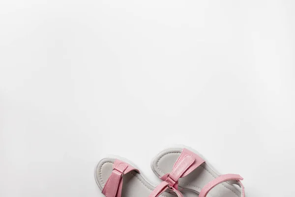 Pinkfarbene Sandalen. Kinder rosa Sandalen mit weißen Sohlen und Klettverschlüssen isoliert auf weißem Hintergrund. Modische Kinderschuhe für Kinder — Stockfoto