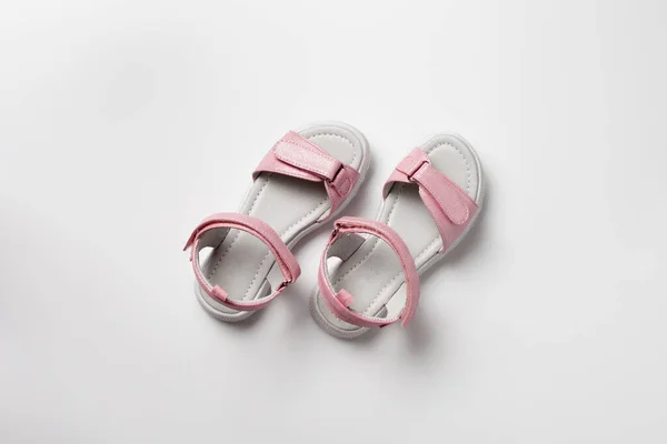 Ροζ μονωμένα σανδάλια. Παιδικά ροζ σανδάλια με άσπρες σόλες και φερμουάρ Velcro που απομονώνονται σε λευκό φόντο. Μοντέρνα παιδικά παπούτσια για παιδιά — Φωτογραφία Αρχείου