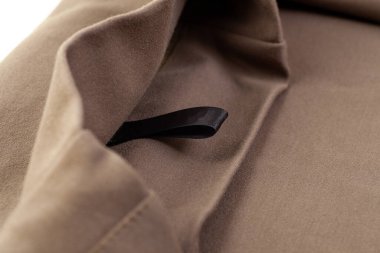 Etiketler için siyah saten şeritten yapılmış makro model etiket ya da yeşil giysi yakasındaki kıyafetlerin bakımı için talimatlar