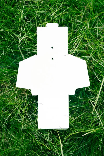 Верхний вид белого пустой развернутой коробке для аксессуаров или одежды теги на зеленой траве в летнее время, с копировальным местом — стоковое фото