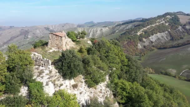 Maison abandonnée au sommet d'une colline en Italie — Video