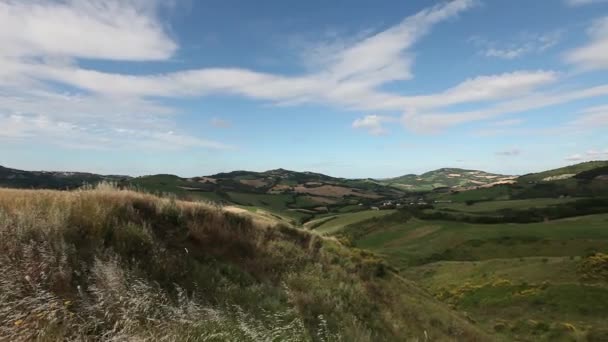 Wietrzny krajobraz na wzgórzach, rondel — Wideo stockowe
