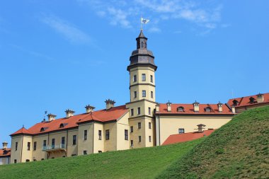 Nesvizhsky kale mavi gökyüzü arka plan üzerinde