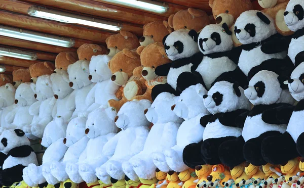 Muchos juguetes suaves osos de peluche Imagen de stock