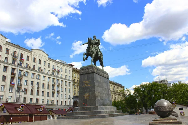 Памятник Юрию Долгорукому на площади — стоковое фото
