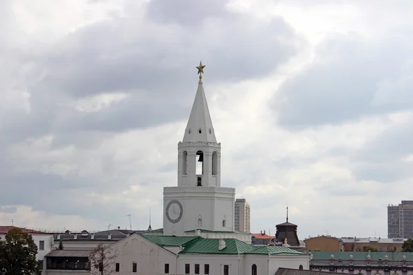 Spasskaya tornet i Kreml i Kazan på en bakgrund molnigt s — Stockfoto