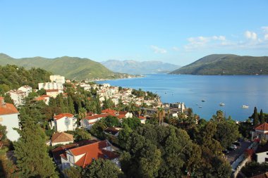 Kotor Körfezi ve Herceg Novi görünümü