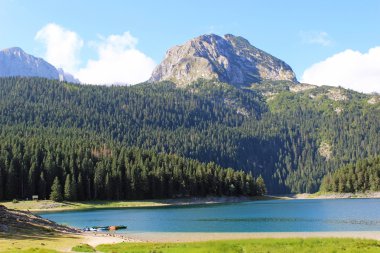 Kara göl ve dağ Durmitor Karadağ'ın görünümü