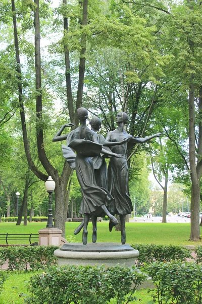 Bailarina de escultura en un parque cerca del Bolshoi Académico Nacional Fotos de stock libres de derechos