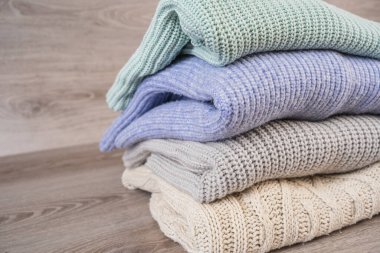 Kış için sıcak bir kazak yığını.