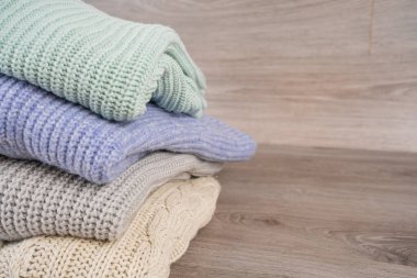 Kış için sıcak bir kazak yığını.