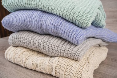 Kış için sıcak bir kazak yığını.