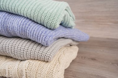 Kış için sıcak bir kazak yığını.