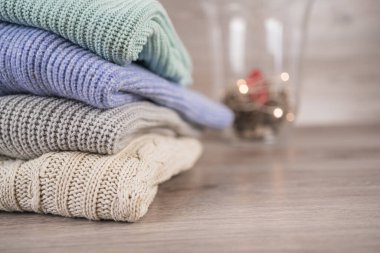 Kış için sıcak bir kazak yığını.