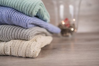 Kış için sıcak bir kazak yığını.