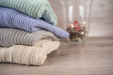 Kış için sıcak bir kazak yığını.