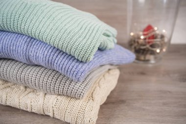 Kış için sıcak bir kazak yığını.