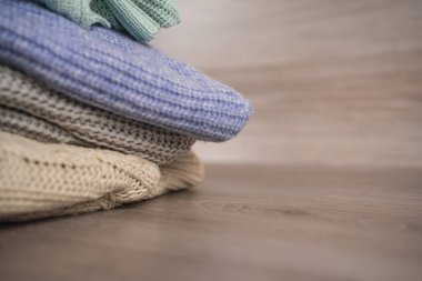 Kış için sıcak bir kazak yığını.