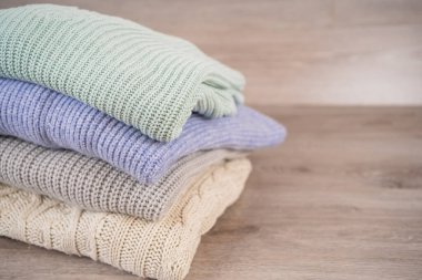 Kış için sıcak bir kazak yığını.