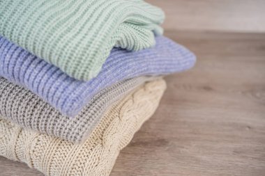 Kış için sıcak bir kazak yığını.