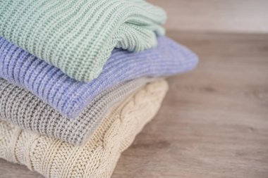 Kış için sıcak bir kazak yığını.