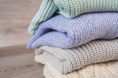 Kış için sıcak bir kazak yığını.