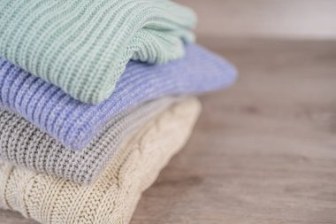 Kış için sıcak bir kazak yığını.