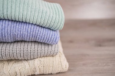 Kış için sıcak bir kazak yığını.