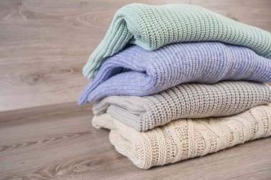 Kış için sıcak bir kazak yığını.