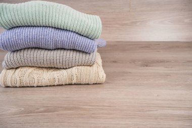 Kış için sıcak bir kazak yığını.