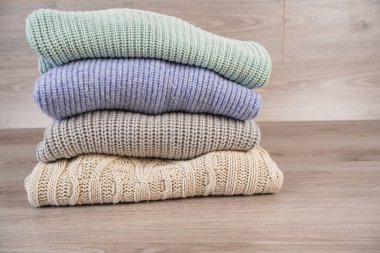 Kış için sıcak bir kazak yığını.