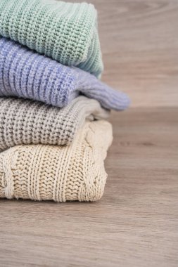 Kış için sıcak bir kazak yığını.