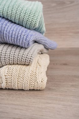 Kış için sıcak bir kazak yığını.