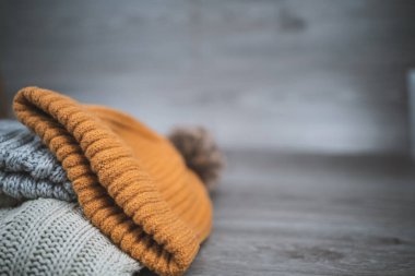 Sarı altın yün kazaklar ve fasulyeler ahşap kütükler