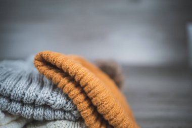 Sarı altın yün kazaklar ve fasulyeler ahşap kütükler