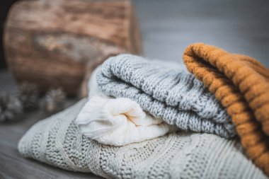 Sarı altın yün kazaklar ve fasulyeler ahşap kütükler