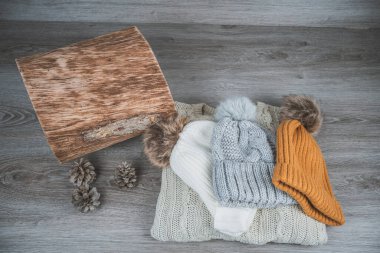 Sarı altın yün kazaklar ve takkeler