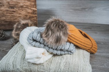 Sarı altın yün kazaklar ve takkeler