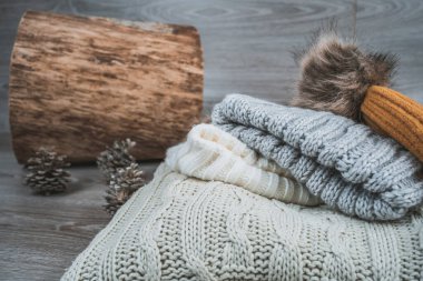 Sarı altın yün kazaklar ve takkeler