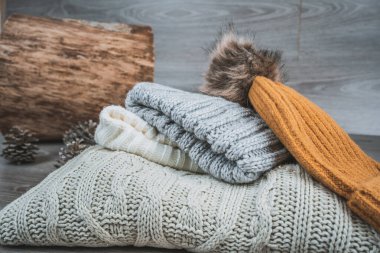 Sarı altın yün kazaklar ve takkeler