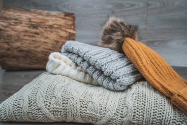 Sarı altın yün kazaklar ve takkeler